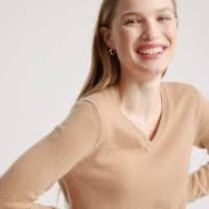 Quince 100% cashmere V neck sweater light green